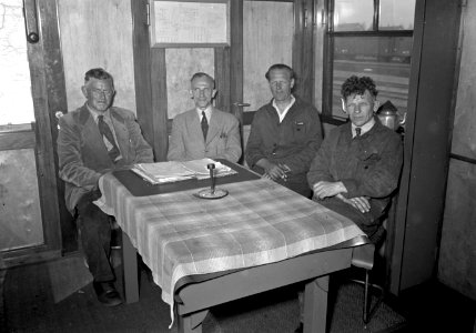 HUA-167239-Groepsportret van het personeel van de sproeitrein (onkruidbestrijdingstrein) van de N.S. in de verblijfswagen van de trein
