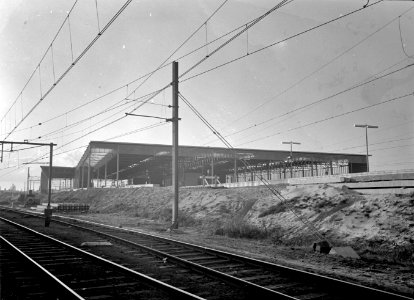 HUA-167198-Gezicht op de perronkap voor de nieuwe, in aanleg zijnde perrons van het N.S.-station Eindhoven te Eindhoven, tijdens de werkzaamheden ten behoeve van de aanleg van het hoogspoor