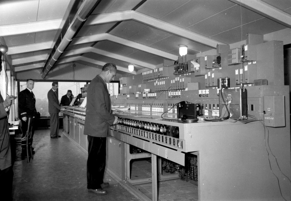 HUA-159751-Interieur van het seinhuis post A op het N.S.-station Utrecht C.S. te Utrecht met treindienstleider en het 120-voudig stelknoptoestel N.B. Het seinhuis werd op 23 november 1958 in dienst gesteld