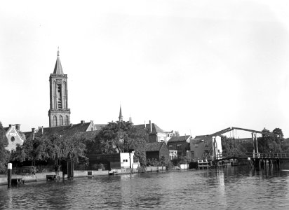 HUA-167189-Gezicht op de Vecht te Loenen gemeente Loenen aan de Vecht met links de toren van de NH Ludgeruskerk en rechts de klapbrug ter hoogte van de Brugstraa