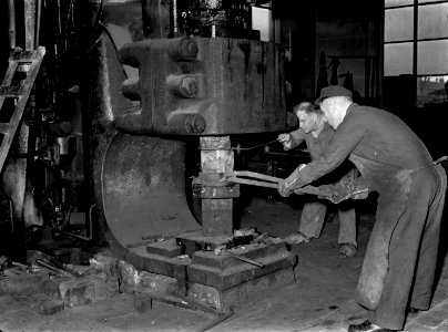 HUA-167372-Interieur van de centrale werkplaats van de N.S. te Tilburg- smederij