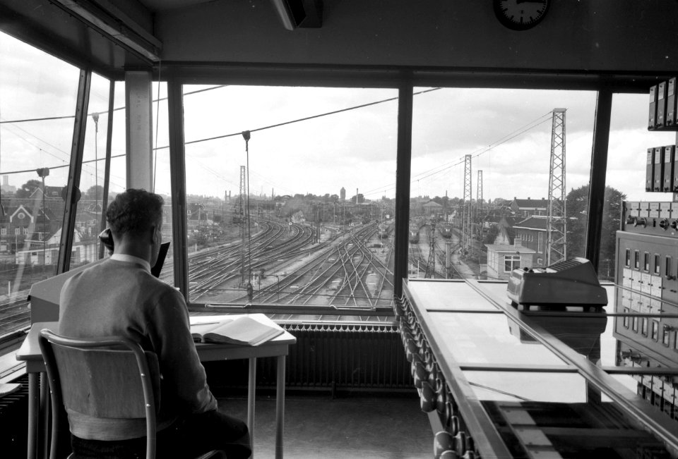 HUA-159764-Gezicht vanuit het seinhuis post A over het emplacement aan de noordzijde van het NS station Utrecht CS te Utrecht