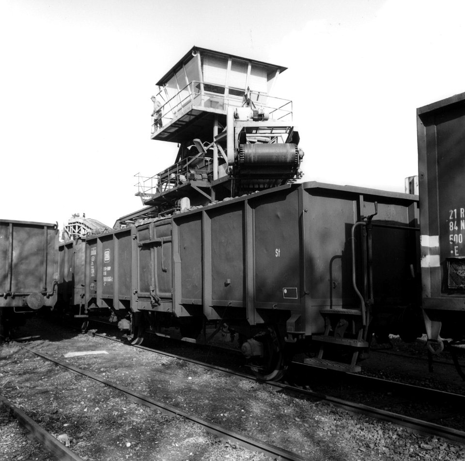HUA-167058-Afbeelding van het overladen van bieten in open goederenwagens bij de overlaadinstallatie voor bieten van V.C.S. te Cuijk