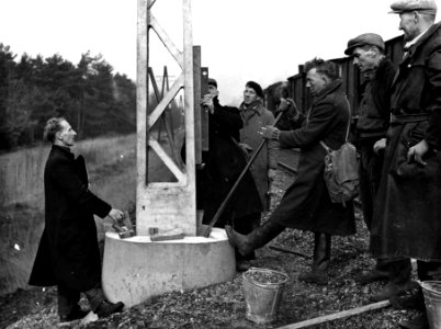 HUA-163982-Afbeelding van het plaatsen van een betonnen bovenleidingsmast ten behoeve van de electrificatie van de spoorlijn Arnhem Zwolle ter hoogte van Gorssel