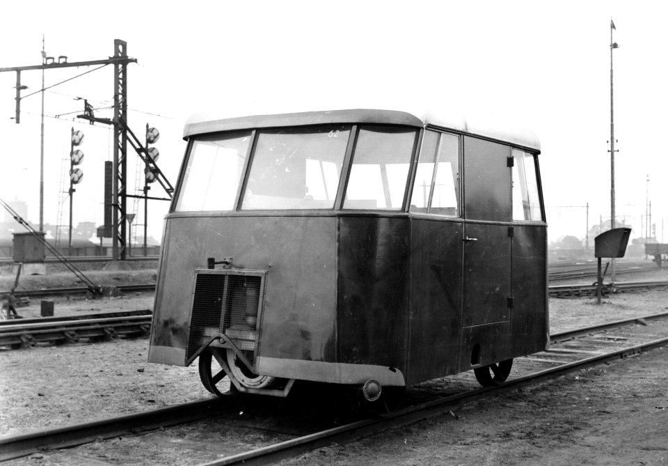 HUA-167408-Afbeeldingen van een voertuig (lorrie) op het emplacement te 's-Hertogenbosch voor het vervoer van personeel voor het wegonderhoud op raccordementen