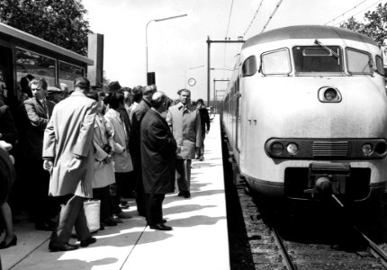 HUA-165563-Afbeelding van de opening van het nieuwe N.S.-station Maarn te Maarn, met rechts de openingstrein (een electrisch treinstel mat. 1964, plan V van de N.S.)