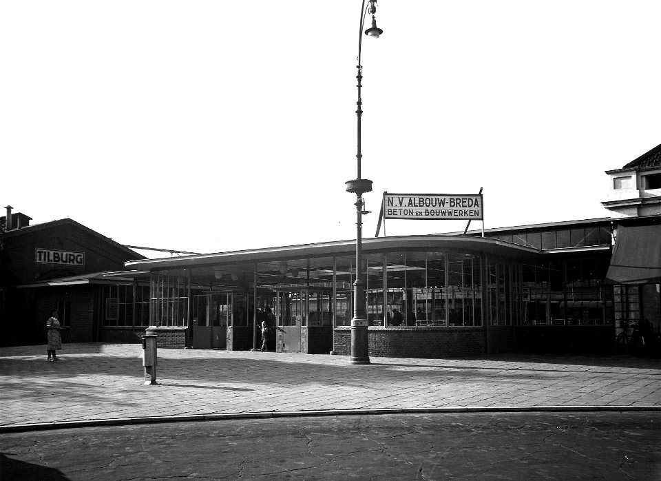 HUA-163941-Gezicht op het nieuwe ingangsgebouw van het N.S.-station Tilburg te Tilburg