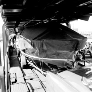 HUA-159498-Afbeelding van een met een speedboat beladen trailer op de autoslaaptrein bij het N.S.-station Amsterdam Amstel te Amsterdam