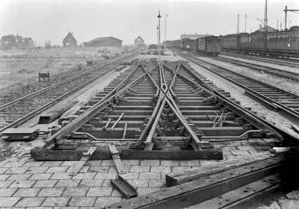 HUA-167410-Afbeelding van een nieuw, gereedliggend Engels wissel op het emplacement van het N.S.-station Alkmaar te Alkmaar