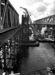 HUA-163928-Gezicht op de herbouw van de spoorbrug over de Waal te Zaltbommel, met rechts de verkeersbrug met daarop vele toeschouwers