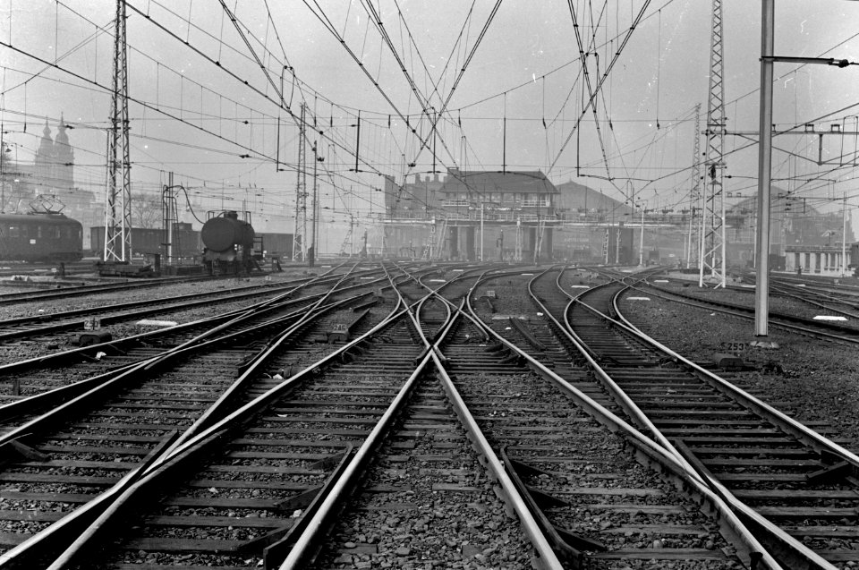 HUA-167418-Gezicht op het emplacement aan de oostzijde van het N.S.-station Amsterdam C.S. te Amsterdam, met op de achtergrond het seinhuis Post I