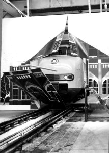 HUA-165573-Afbeelding van de opening van de verbouwde lijnwerkplaats van de NS te Leidschendam met het fabrieksnieuwe electrische treinstel nr 819 plan V mat 196