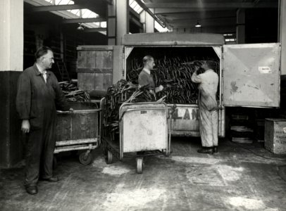 HUA-163979-Afbeelding van het beladen van een laadkist van de N.S. met fietssturen bij de NV rijwielonderdelen- en buizenfabriek Robur aan de Kanaaldijk Noord-West te Helmond