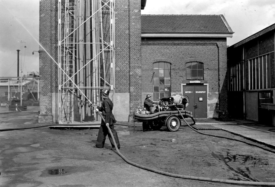 HUA-167449-Afbeelding van het testen en onderhouden van het materieel van de bedrijfsbrandweer van de N.S. bij de wagenwerkplaats te Blerick
