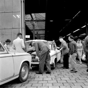 HUA-159470-Afbeelding van de inspectie van een auto door een douanebeambte bij de autoslaaptrein op het NS station Amsterdam Amstel te Amsterdam