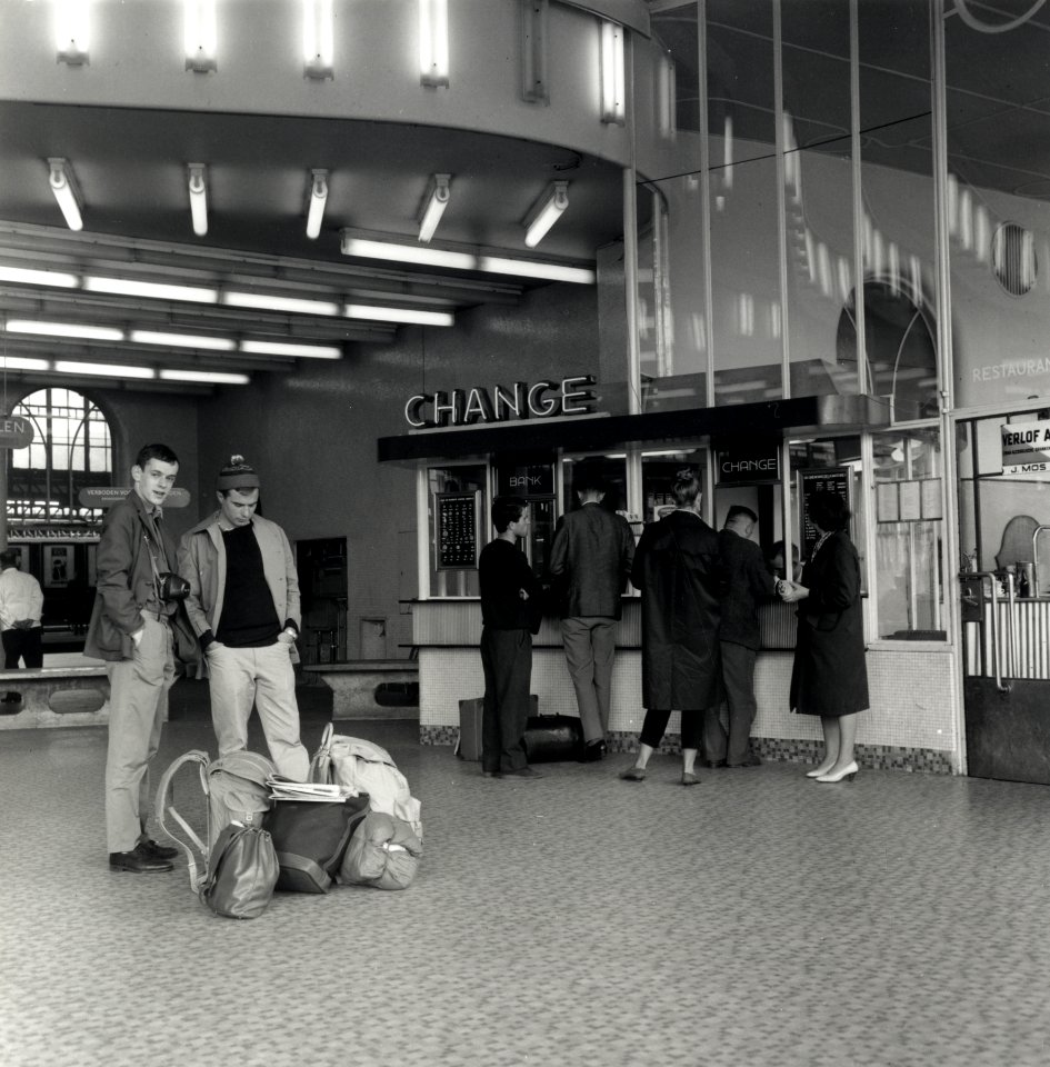 HUA-166744-Interieur van het N.S.-station Utrecht C.S. te Utrecht- hal, met Grenswisselkantoor
