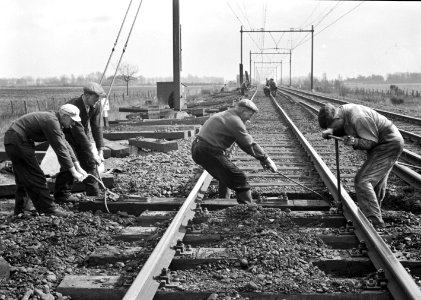 HUA-167434-Afbeelding van wegwerkers van de NS tijdens het vervangen van een dwarsligger van de spoorlijn Eindhoven Weert nabij Heeze