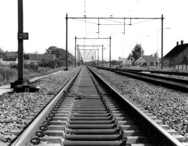 HUA-167130-Gezicht op de spoorlijn met betonnen dwarsliggers te Deurne