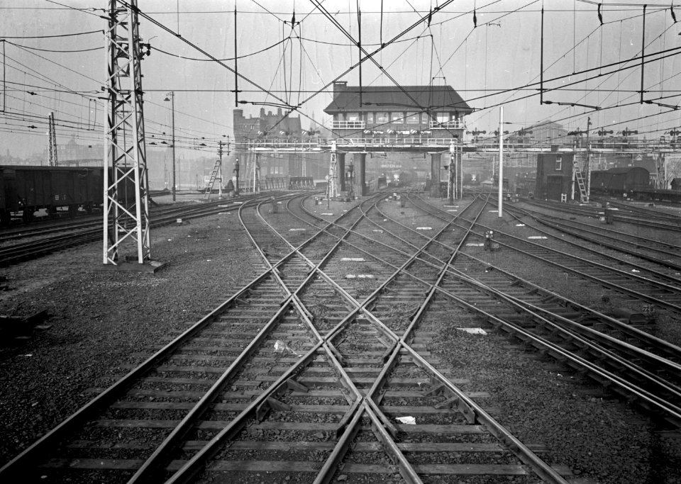 HUA-167415-Gezicht op het emplacement aan de oostzijde van het N.S.-station Amsterdam C.S. te Amsterdam, met het seinhuis Post I