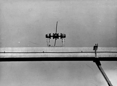 HUA-164025-Detail van een bovenleidingsportaal van de spoorlijn tussen Dieren en Brummen, tijdens de werkzaamheden ten behoeve van de electrificatie- draagbok