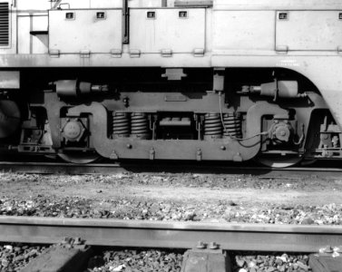 HUA-166577-Afbeelding van een draaistel van de diesel-electrische locomotief nr. 2223 (serie 2200-2300) van de N.S. te Amsterdam Watergraafsmeer