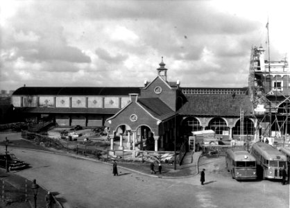 HUA-164018-Gezicht op de zuidelijke vleugel van het in aanbouw zijnde N.S.-station 's-Hertogenbosch te 's-Hertogenbosch