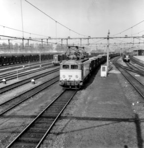 HUA-167020-Afbeelding van de electrische locomotief nr. 1113 (serie 1100) van de N.S. met een bietentrein op het emplacement te Roosendaal