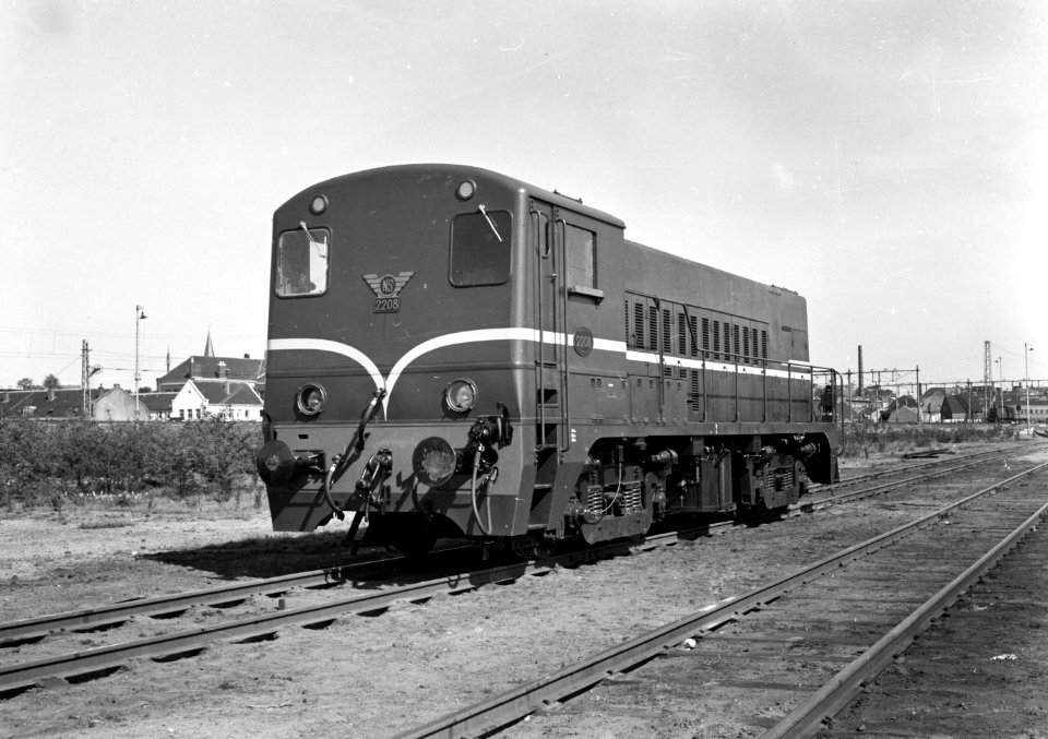 HUA-166575-Afbeelding van de diesel-electrische locomotief nr. 2208 (serie 2200-2300) te Utrecht