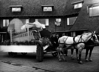 HUA-163563-Afbeelding van een praalwagen tijdens de bevrijdingsoptocht van de NS op het Bethanieplein te Zeist