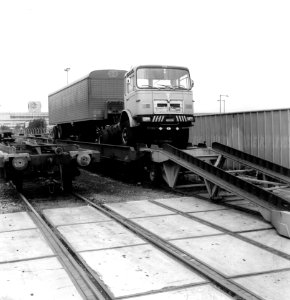 HUA-167029-Afbeelding van het beladen van een platte goederenwagen met een oplegger van een vrachtauto (z.g. Kangourou- of Huckepack-vervoer)