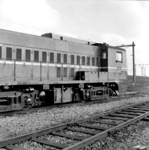 HUA-166593-Afbeelding van de diesel-electrische locomotief nr. 2280 (serie 2200-2300) van de N.S. bij de lijnwerkplaats Watergraafsmeer te Amsterdam, met een juist aangebrachte geluiddemper op de motorhuif