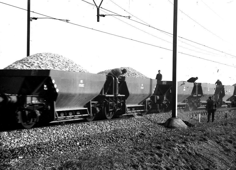 HUA-163823-Afbeelding van het storten van ballast met onderlossers van de N.S. bij Abcoude, tijdens de werkzaamheden ten behoeve van de baanverzwaring tussen Amsterdam en Utrecht