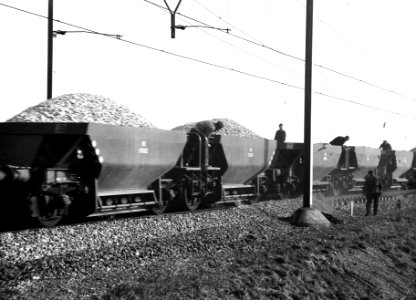 HUA-163823-Afbeelding van het storten van ballast met onderlossers van de N.S. bij Abcoude, tijdens de werkzaamheden ten behoeve van de baanverzwaring tussen Amsterdam en Utrecht