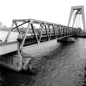HUA-166606-Gezicht op de spoorbrug over de Oude Maas te Dordrecht met een trein bestaande uit ICR rijtuigen getrokken door de electrische locomotief nr 1210 seri