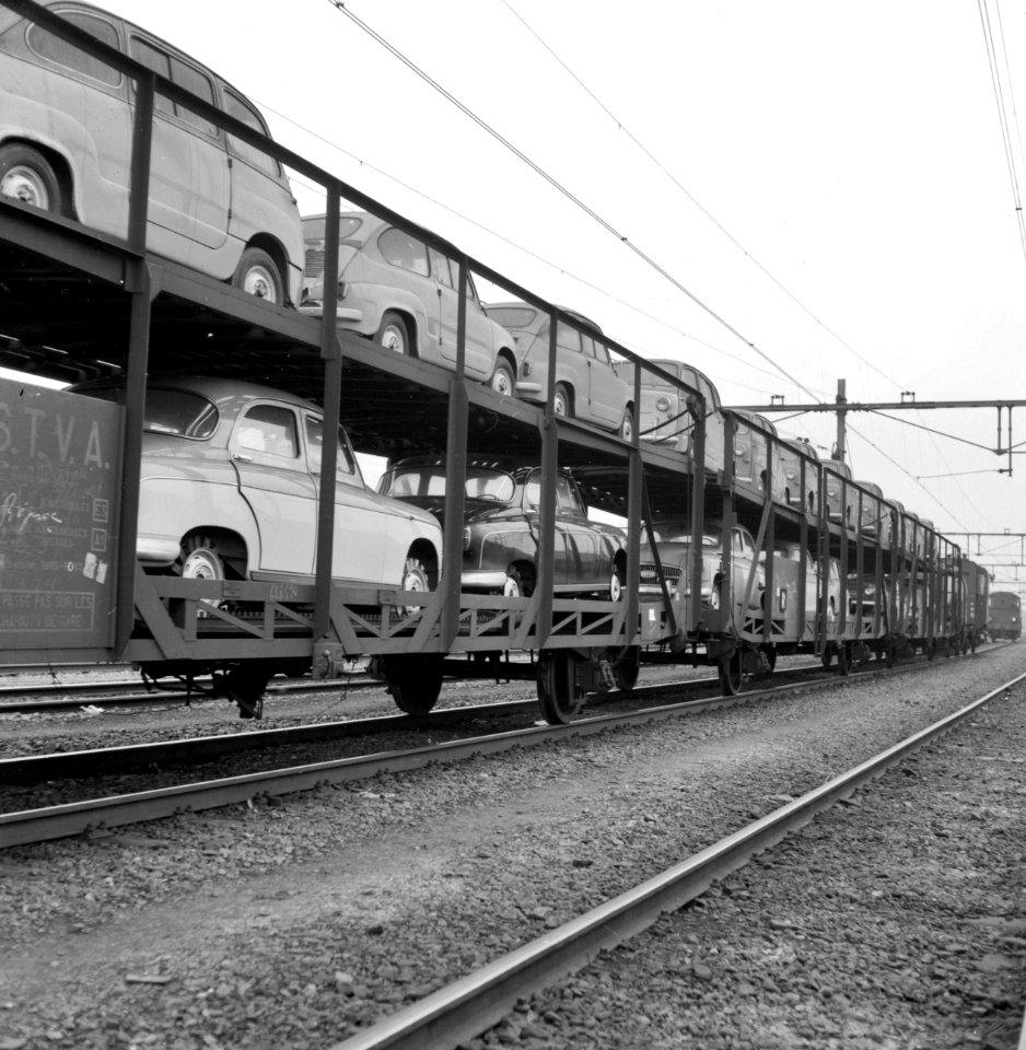HUA-167048-Afbeelding van dubbeldeks autotrailers, beladen met auto's (Fiat's), op het emplacement te Eindhoven
