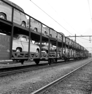HUA-167048-Afbeelding van dubbeldeks autotrailers, beladen met auto's (Fiat's), op het emplacement te Eindhoven