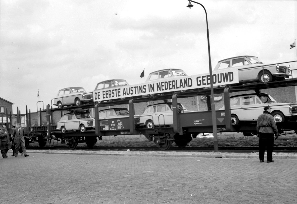 HUA-167018-Afbeelding van het vervoer per trein van de eerste in Nederland geassembleerde Austin A 40 personenauto s bij Molenaars Automobielfabrieken Nijverheid