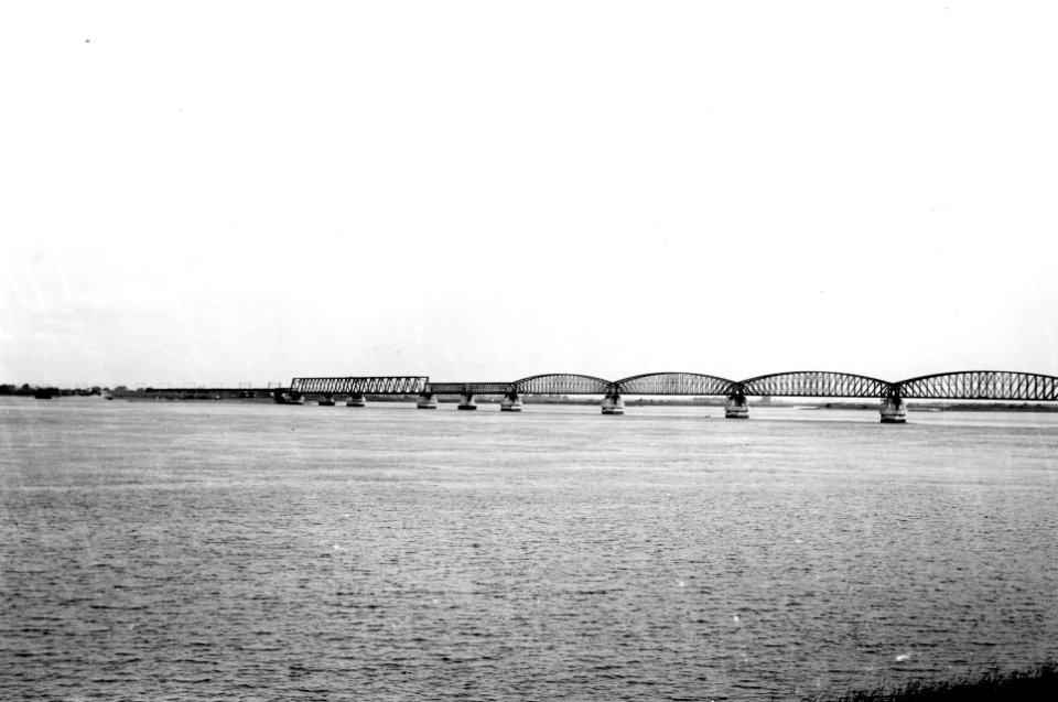 HUA-166647-Gezicht op de spoorbrug over het Hollands Diep (Moerdijkbrug) bij Moerdijk