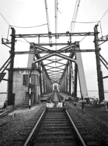 HUA-166638-Gezicht in de spoorbrug over het Hollands Diep Moerdijkbrug bij Moerdijk tijdens werkzaamheden met links de blokpost Mdbr Moerdijkbrug 