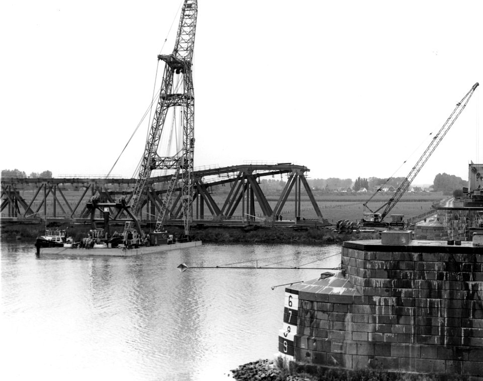 HUA-166640-Afbeelding van de plaatsing van een brugdeel in verband met de verdubbeling van de spoorbrug over de Maas bij Hedel
