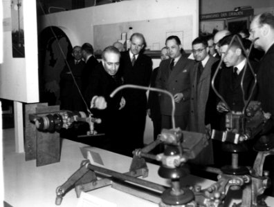 HUA-163907-Afbeelding van de heer Vet, (vooraan links, Chef van de dienst van Economische Zaken van de N.S.) tijdens zijn rondleiding op de tentoonstelling in Breda over de electrificatie van de spoorwegen in No