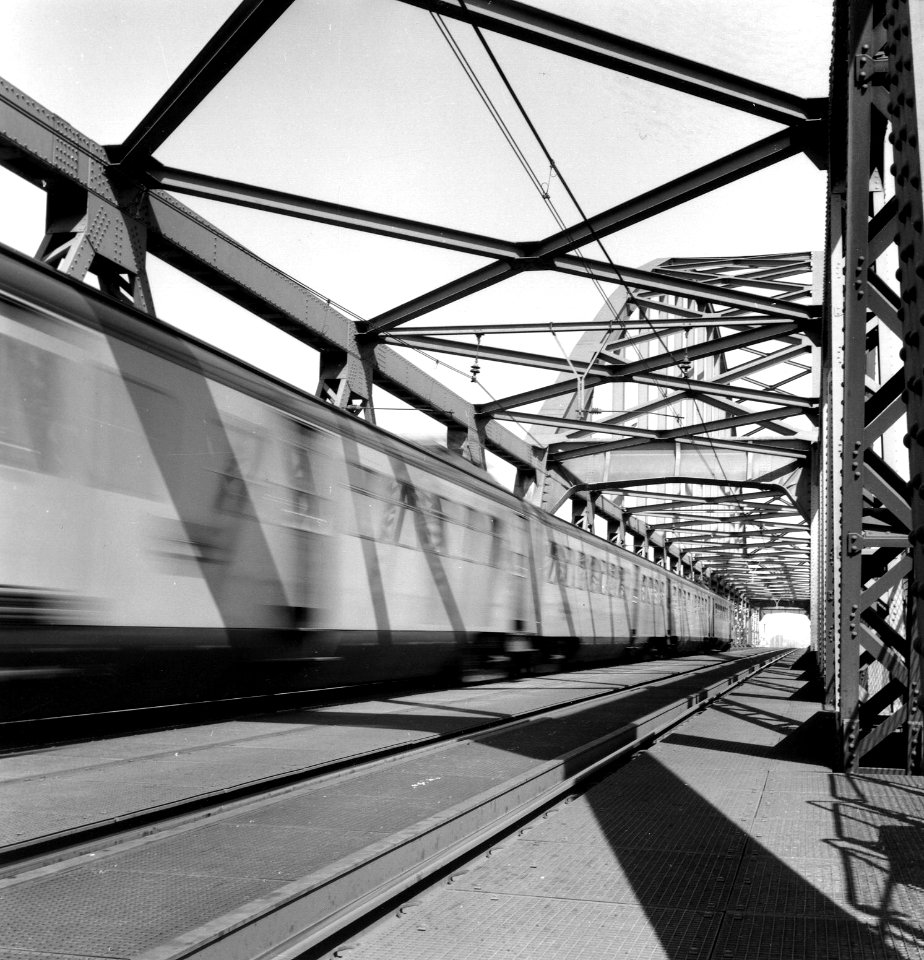 HUA-166613-Gezicht in de DEMKA-brug over het Amsterdam-Rijnkanaal te Utrecht, met een passerende trein