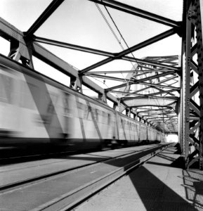 HUA-166613-Gezicht in de DEMKA-brug over het Amsterdam-Rijnkanaal te Utrecht, met een passerende trein photo