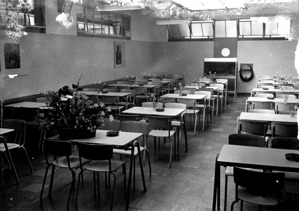 HUA-166949-Interieur van de werkplaats Zaanstraat lijnwerkplaats van de NS te Amsterdam kantine van de SOV Spoorweg Onthouders Vereniging 
