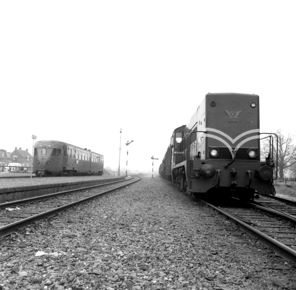 HUA-166585-Afbeelding van de diesel electrische locomotief nr 2345 serie 2200 2300 van de NS met een goederentrein te Ruurlo met links een diesel electrisch moto