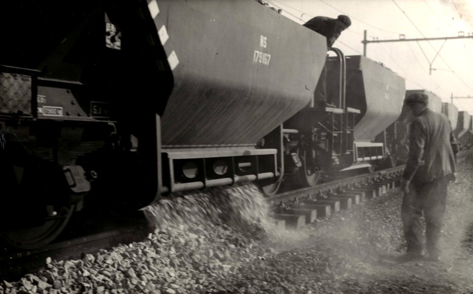 HUA-163808-Afbeelding van het storten van ballast met onderlossers van de N.S. bij Abcoude, tijdens de werkzaamheden ten behoeve van de baanverzwaring tussen Amsterdam en Utrecht