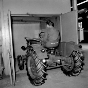 HUA-167046-Afbeelding van het vervoer van landbouwtractoren per trein voor de firma Deutz op het N.S.-station Amsterdam Amstel te Amsterdam. Een tractor wordt in de begagelift van het station gereden