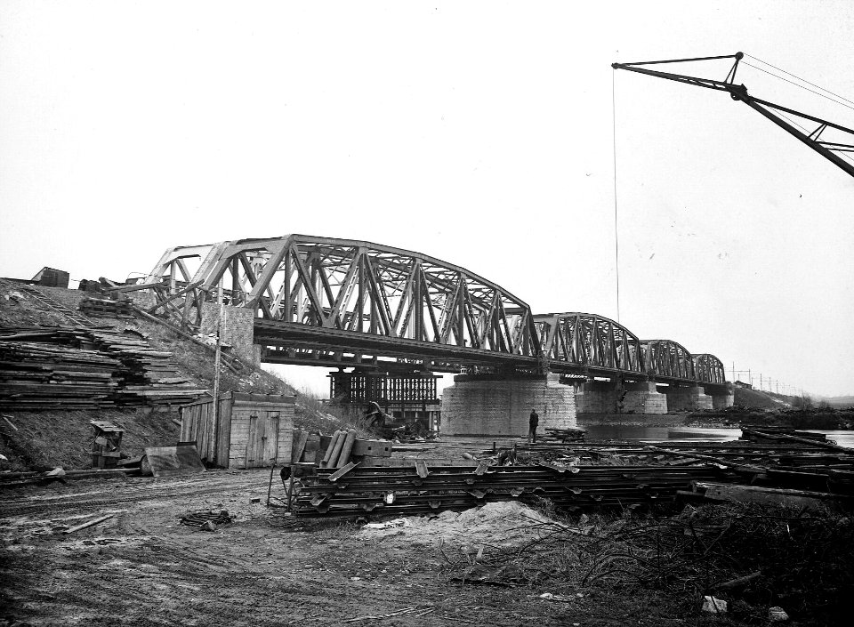 HUA-163807-Gezicht op de van oorlogsschade herstelde spoorbrug over de Maas bij Buggenum