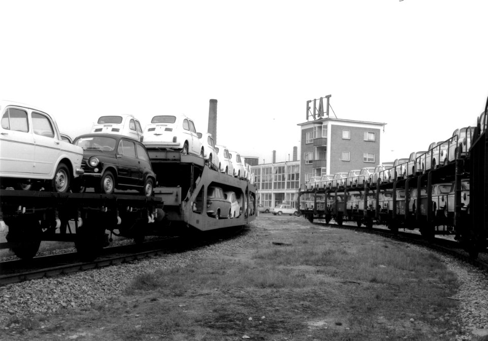 HUA-167016-Afbeelding van het vervoer per trein van Fiat s naar de firma Leonard Lang importeur Fiat te Amsterdam bij Duivendrecht 