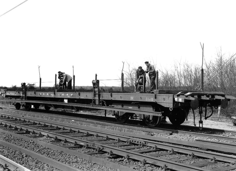 HUA-167351-Afbeelding van het laden van oude spoorstaven op een 4 assige rongenwagen van de NS te Wezep met behulp van lieren type Engelman 